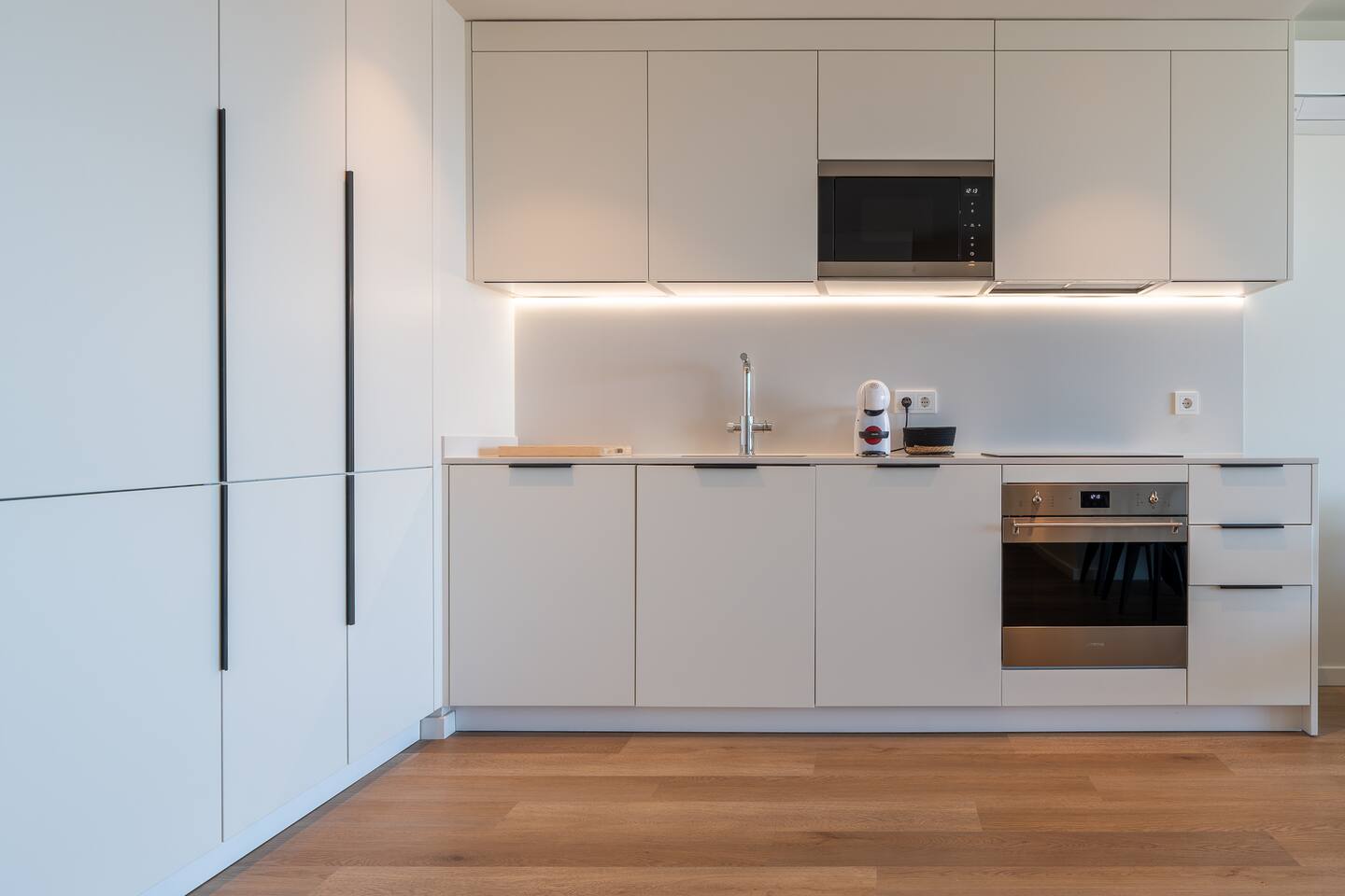 Kitchen island opening onto the view